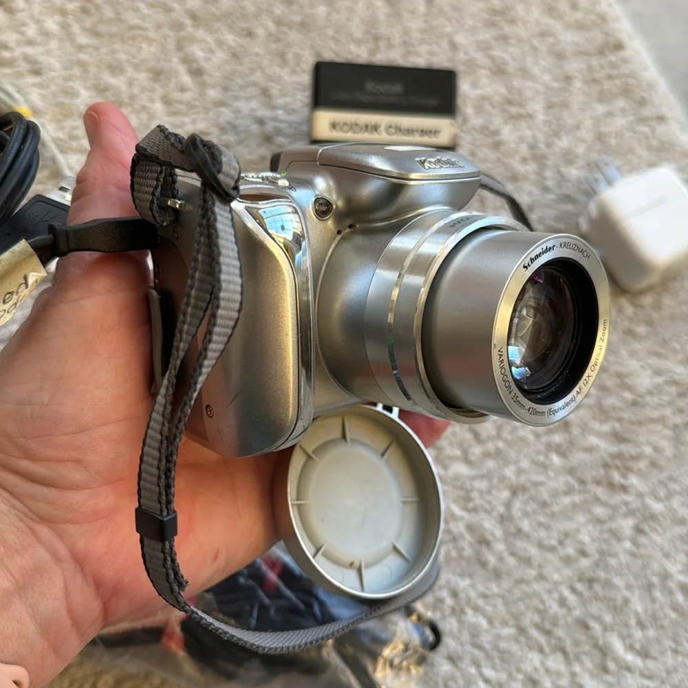 Vintage Kodak EasyShare Z612MP Zoom Digital Camera with/ Accessories